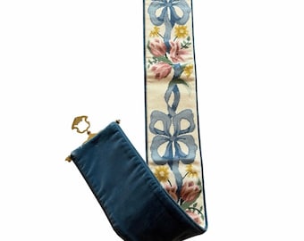 Tapiz antiguo bordado con tirador de latón para colgar en la pared.