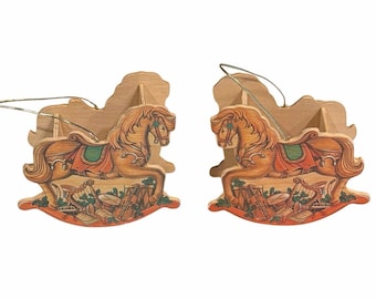 Juego de 2 adornos vintage de madera con forma de caballito mecedor y trineo para caramelos.