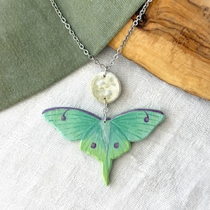 Collar con colgante de luna llena y polilla de madera pintada