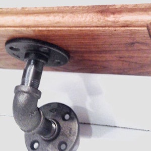 Estante de tubo de hierro de nogal con borde enrutado (Roman Ogee) hecho con tubería industrial de 1/2&quot;