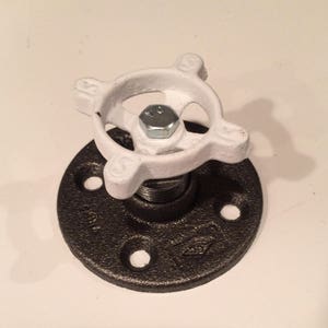 Industrielle Wandhaken und/oder Vorhang krawatten zurück mit weißem Wasserhahn Griff