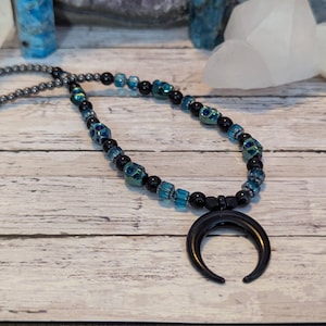 Collana con luna e teschi