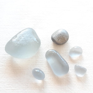 Auténtico cristal marino gris y 1 pieza de metal gris, apta para joyería o coleccionismo.