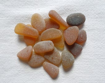 Real sea glass, assortment of 18 brown sea glass, 1 to 1.5 cm. Quality for jewelry. Brown, honey, caramel ...