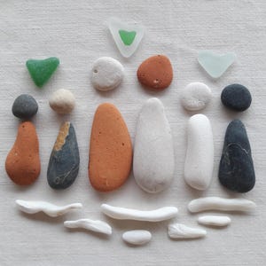 Kleine gladde, witte, zwarte en bruine steentjes en aardewerk. Levering voor minerale schilderkunst, Levering voor schildering van verliefde stelletjes.