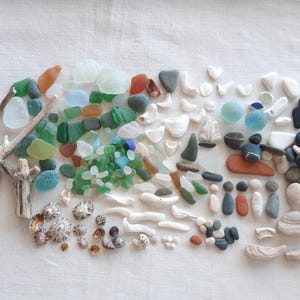 Beach treasure! One-day collection lot. Sea glass, pottery and shells for mineral painting, decoration etc ...