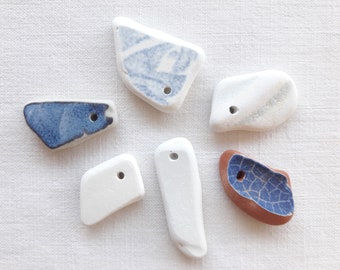 Fragments de poterie percés. Poteries blanches et bleues, poteries polies par les vagues. Lot idéal pour fabrication de bijoux minéraux!