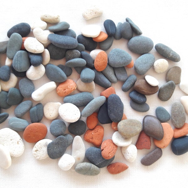 Petits galets plats, fragments de poterie polies par la mer, petits galets multicolores, galets pour mosaïque ou tableaux,  100pcs.