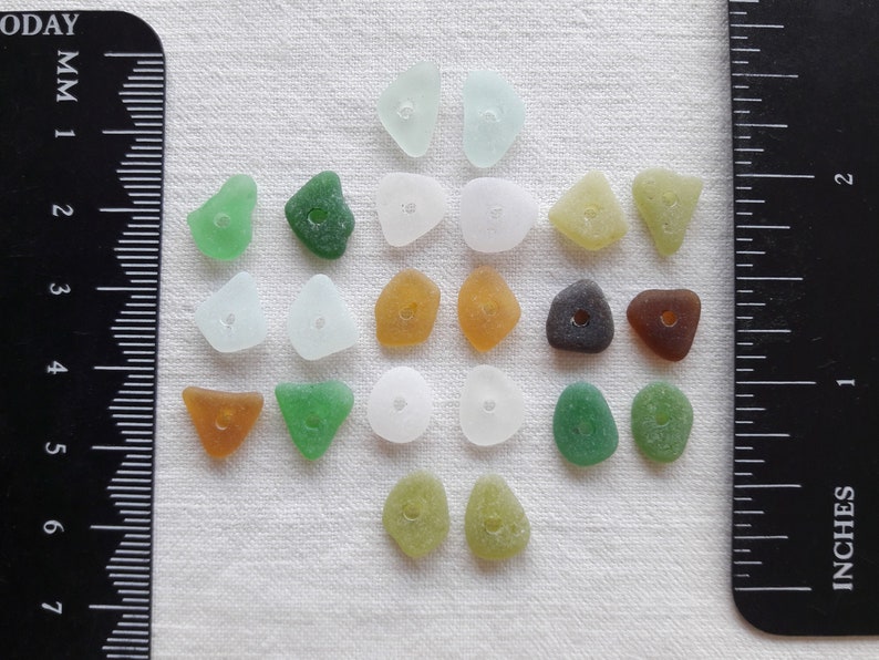 Véritables verre de mer forés de 1cm, percés au centre, 22 perles en verre polis multicolores. Lot pour fabrication de bijoux. image 4