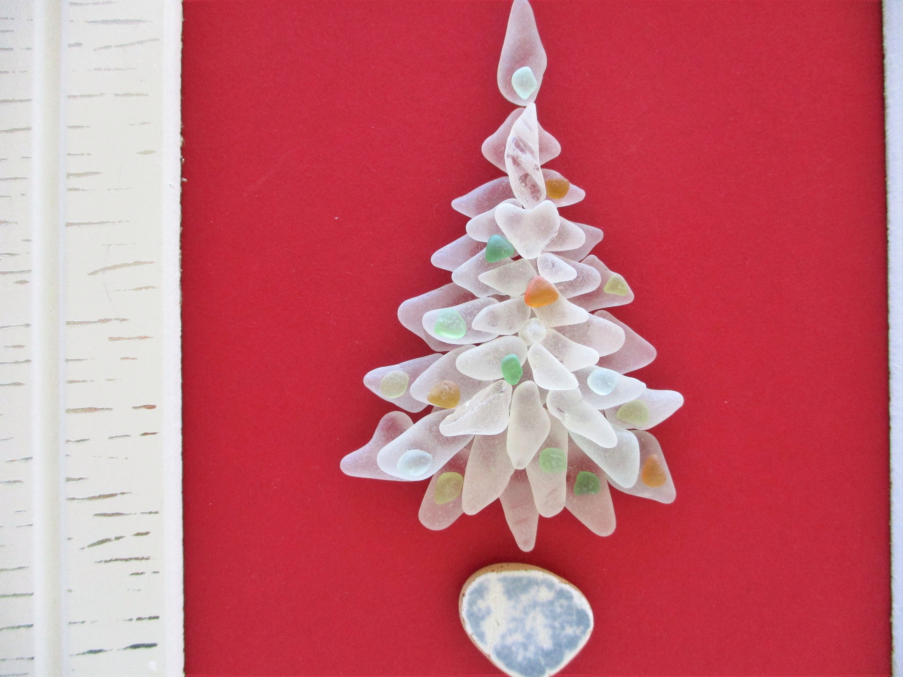 Déco de Noël en Verre Poli Recyclé. Arbre Mer, Sapin Noël, Décoration Blanche et Rouge.