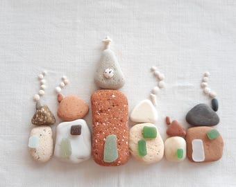 Materiales para pintura mineral. Pequeño pueblo, guijarros planos y fragmentos de cerámica. Guijarros perfectamente pulidos, porcelana pulida.