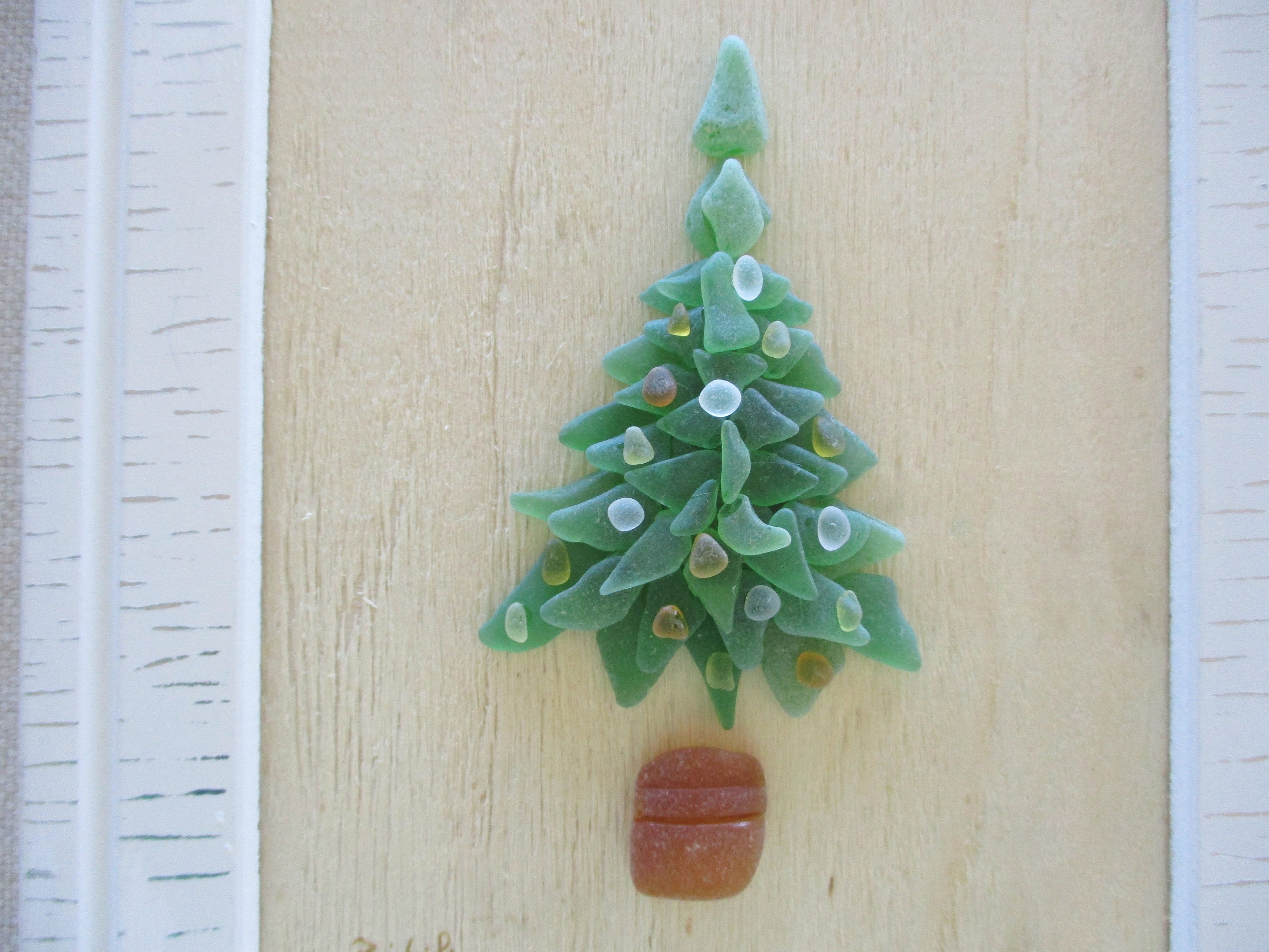 Sapin de Noël et Paquets Cadeaux, Arbre en Verre Mer, Déco Recyclée, Art Du Tableau Noël.