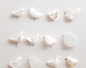 平らで滑らかな小石、極小の滑らかな小石、鳥の形をした小石。モザイク
