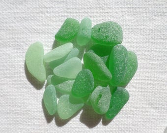 Véritables verre de mer, assortiment de 18 verre de mer, Vert menthe et vert kelly, 1 à 1.5 cm. Qualité  pour fabrication de bijoux.