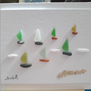 Composition poétique en verre de mer et galets, Décoration murale, Art du verre de mer. Carte postale en verre de mer, Bateau sur l'eau,