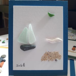 Composition poétique en verre de mer et galets, Décoration murale, Art du verre de mer. Carte postale en verre de mer, Bateau sur l'eau,