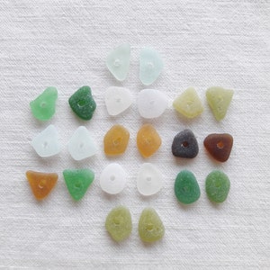 Véritables verre de mer forés de 1cm, percés au centre, 22 perles en verre polis multicolores. Lot pour fabrication de bijoux. image 1