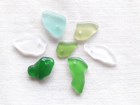 Verre de mer forés de 1.5 à 2.5cm, véritables verre de mer multicolores, Perles en verre de mer multicolores, percé à une extrémité.