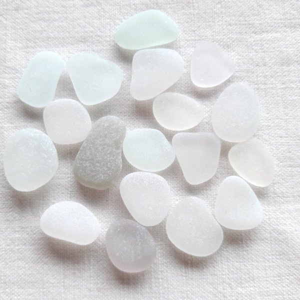 Véritables verre de mer, lot de 18 verres polis par la mer, Blanc, blanc bleuté, gris clair, 1 à 1.5 cm. Qualité pour fabrication de bijoux.