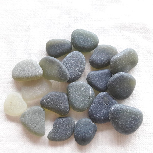 Genuine sea glass, assortment of 18 olive green sea glass, 1 to 1.5 cm. Quality for jewelry making. Olive very light and dark!