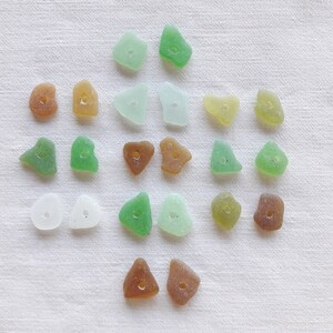 Real sea glass drilled about 1cm, drilled in the center, 22 multicolored polished glass beads. Ideal lot for jewelry.