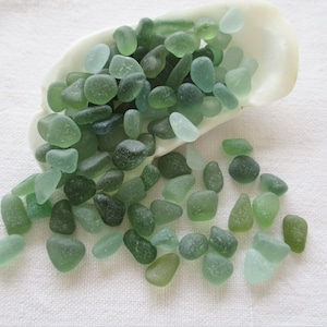 100 piezas. Auténtico vidrio marino diminuto, color verde azulado, verde oliva claro y oscuro, vidrio marino del Atlántico, del tamaño de un grano de arroz.