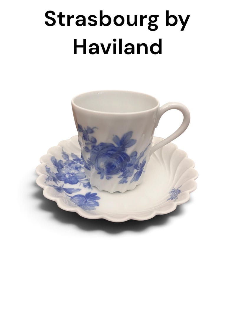 Pode incluir: Um conjunto de ch&aacute;vena e pires em porcelana branca da cole&ccedil;&atilde;o Strasbourg da Haviland. As pe&ccedil;as apresentam um padr&atilde;o floral azul, uma textura canelada em espiral na ch&aacute;vena e uma borda recortada no pires com detalhes florais azuis a condizer.