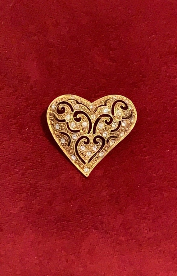 Gold Tone Filigree Heart Brooch w/Rhinestones / Va