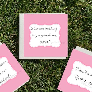 Op de afbeelding: Drie vierkante wenskaarten met roze achtergronden en witte geschulpte labels met zwarte tekst. De kaarten bevatten de teksten: We are rushing to get you home, sister!, The wait is over—welcome to sisterhood!, en Don't wait—Rush to us! Een regenboogkleurige kralenarmband is zichtbaar.