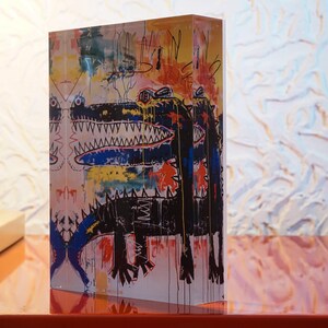 Puede incluir: Una pintura abstracta colorida de dos cocodrilos con la boca abierta y dientes afilados. La pintura est&aacute; realizada en un estilo vibrante con salpicaduras de pintura amarilla, roja, azul y negra.