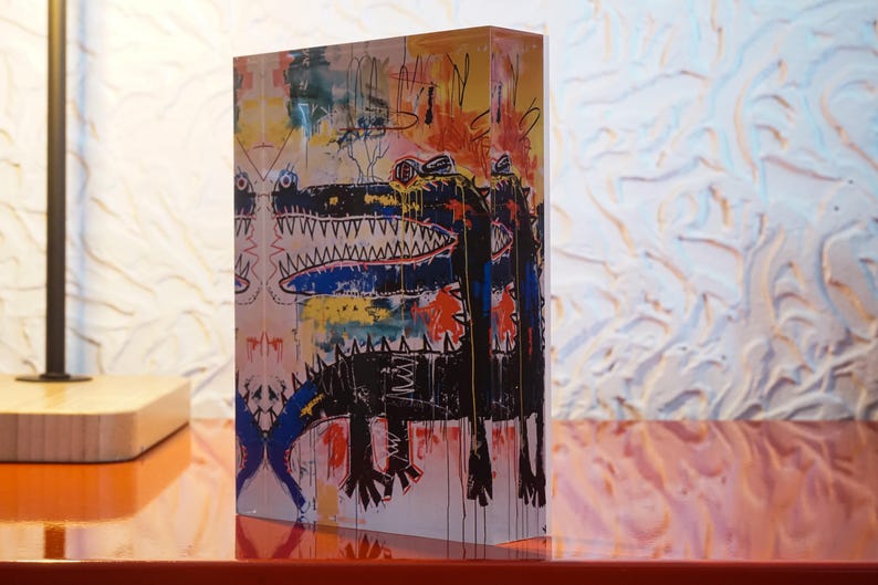 Puede incluir: Una pintura abstracta colorida de dos cocodrilos con la boca abierta y dientes afilados. La pintura est&aacute; realizada en un estilo vibrante con salpicaduras de pintura amarilla, roja, azul y negra.