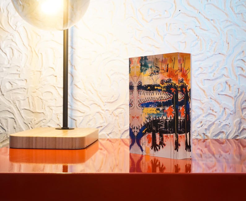 Puede incluir: Una impresi&oacute;n de arte abstracto colorida de dos cocodrilos con un fondo blanco y negro. La impresi&oacute;n est&aacute; en un bloque de acr&iacute;lico transparente.