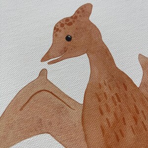 Pode incluir: Um pterod&aacute;ctilo de desenho animado marrom com um padr&atilde;o de manchas na cabe&ccedil;a e nas asas. O pterod&aacute;ctilo est&aacute; sorrindo e tem olhos grandes e pretos.