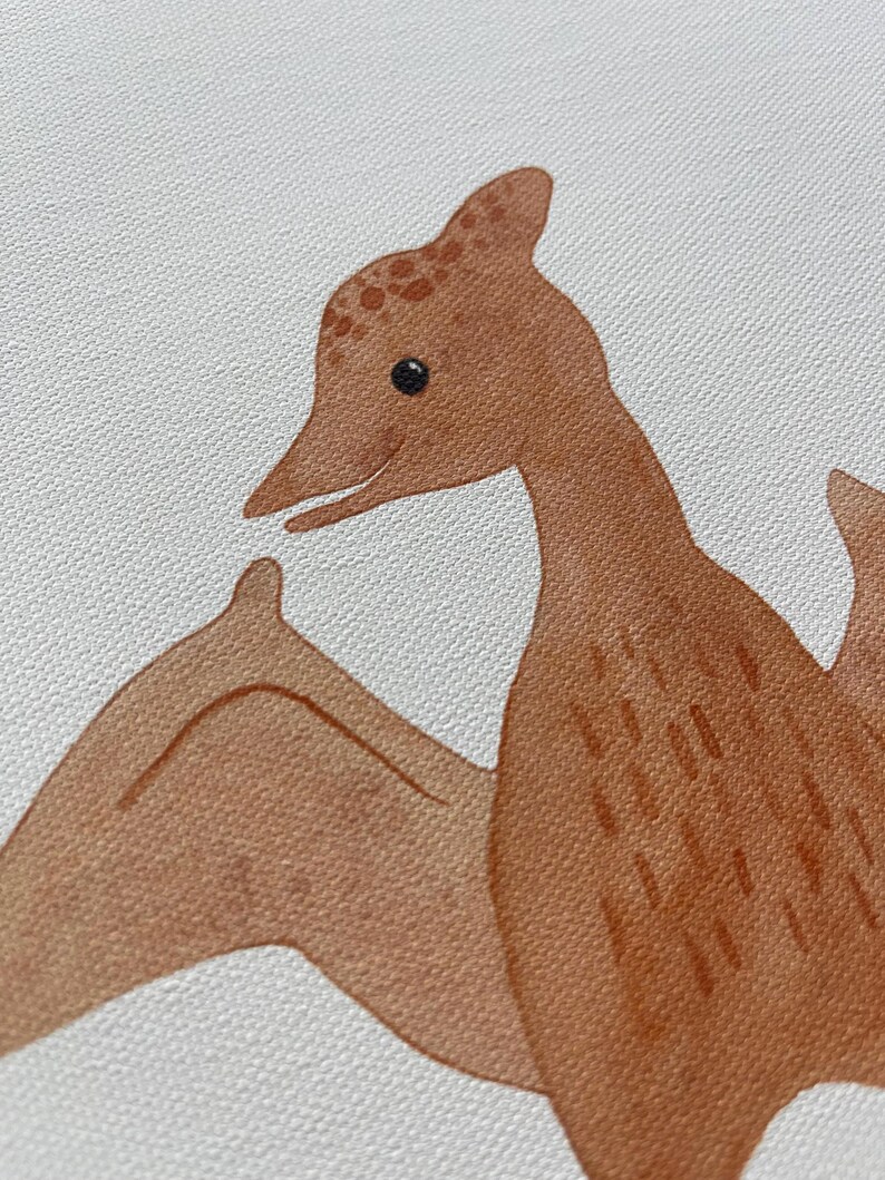 Pode incluir: Um pterod&aacute;ctilo de desenho animado marrom com um padr&atilde;o de manchas na cabe&ccedil;a e nas asas. O pterod&aacute;ctilo est&aacute; sorrindo e tem olhos grandes e pretos.