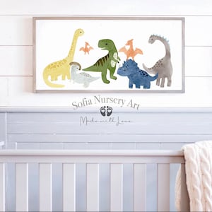 Pode incluir: Uma impress&atilde;o emoldurada com uma ilustra&ccedil;&atilde;o em aquarela de sete dinossauros em v&aacute;rias cores, incluindo verde, amarelo, azul e cinza. A impress&atilde;o tem o texto "Sofia Nursery Art" e "Made with Love" abaixo dos dinossauros.