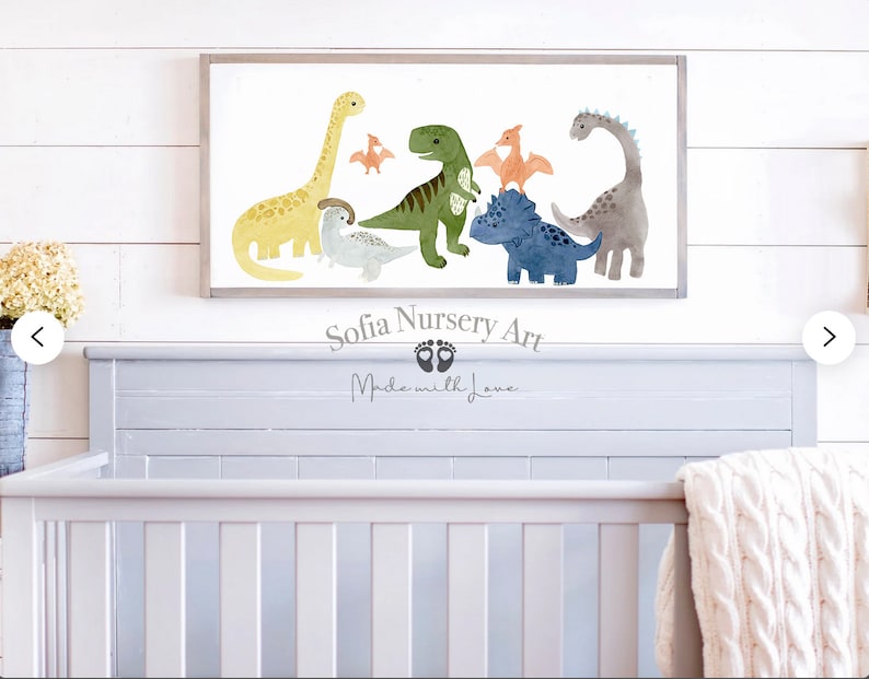 Pode incluir: Uma impress&atilde;o emoldurada com uma ilustra&ccedil;&atilde;o em aquarela de sete dinossauros em v&aacute;rias cores, incluindo verde, amarelo, azul e cinza. A impress&atilde;o tem o texto "Sofia Nursery Art" e "Made with Love" abaixo dos dinossauros.
