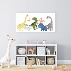 Pode incluir: Uma impress&atilde;o em tela branca com uma ilustra&ccedil;&atilde;o em aquarela de sete dinossauros coloridos. Os dinossauros est&atilde;o dispostos em uma fila, com o maior dinossauro no centro. A impress&atilde;o &eacute; emoldurada com uma borda branca e est&aacute; pendurada em uma parede branca acima de uma prateleira branca com v&aacute;rios itens.