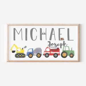 K&ouml;nnte beinhalten: Ein gerahmter Druck mit dem Namen "MICHAEL Joseph" in grauer Schrift. Der Druck zeigt eine Reihe von f&uuml;nf bunten Spielzeugfahrzeugen, darunter einen gelben Bagger, einen blauen Betonmischer, einen roten Feuerwehrwagen und einen gr&uuml;nen Traktor.