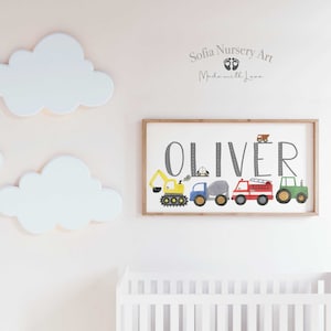 K&ouml;nnte beinhalten: Ein gerahmter Kinderzimmer-Kunstdruck mit dem Namen "Oliver", der in grauen Buchstaben geschrieben ist. Die Buchstaben sind mit bunten Baufahrzeugen verziert, darunter ein gelber Bagger, ein blauer Kipplaster, ein grauer Betonmischer, ein rotes Feuerwehrauto und ein gr&uuml;ner Traktor. Der Druck hat einen wei&szlig;en Hintergrund und einen hellen Holzrahmen. Der Text "Sofia Nursery Art Made with Love" ist in grau oben am Rahmen gedruckt.