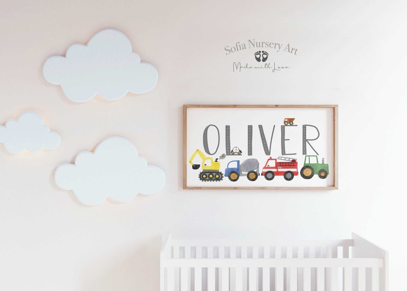K&ouml;nnte beinhalten: Ein gerahmter Kinderzimmer-Kunstdruck mit dem Namen "Oliver", der in grauen Buchstaben geschrieben ist. Die Buchstaben sind mit bunten Baufahrzeugen verziert, darunter ein gelber Bagger, ein blauer Kipplaster, ein grauer Betonmischer, ein rotes Feuerwehrauto und ein gr&uuml;ner Traktor. Der Druck hat einen wei&szlig;en Hintergrund und einen hellen Holzrahmen. Der Text "Sofia Nursery Art Made with Love" ist in grau oben am Rahmen gedruckt.