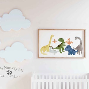 Pode incluir: Uma impress&atilde;o emoldurada com uma ilustra&ccedil;&atilde;o em aquarela de um grupo de dinossauros em v&aacute;rias cores, incluindo verde, amarelo, laranja e azul. A impress&atilde;o est&aacute; sobre um fundo branco e tem uma moldura de madeira. O texto "Sofia Nursery Art Made with Love" &eacute; vis&iacute;vel abaixo da impress&atilde;o.