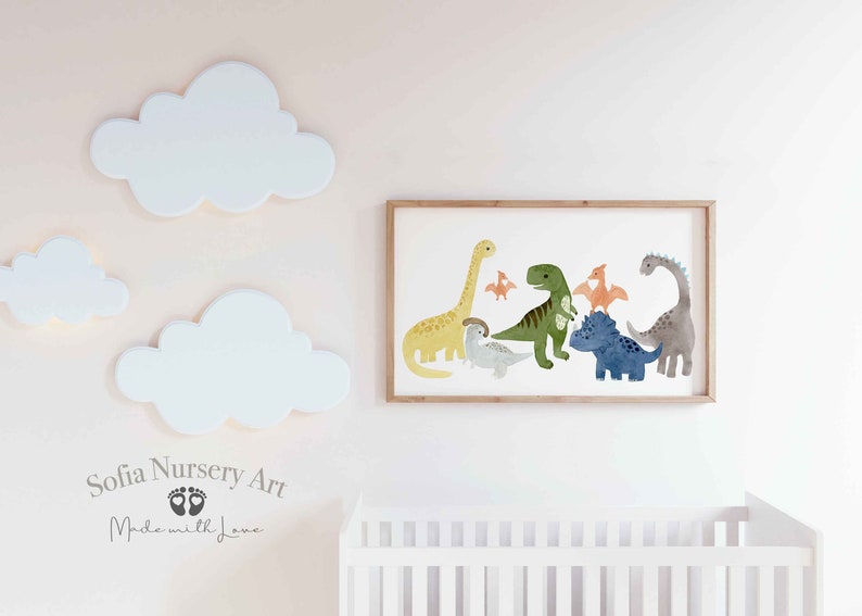 Pode incluir: Uma impress&atilde;o emoldurada com uma ilustra&ccedil;&atilde;o em aquarela de um grupo de dinossauros em v&aacute;rias cores, incluindo verde, amarelo, laranja e azul. A impress&atilde;o est&aacute; sobre um fundo branco e tem uma moldura de madeira. O texto "Sofia Nursery Art Made with Love" &eacute; vis&iacute;vel abaixo da impress&atilde;o.