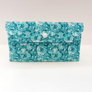 Cartera tipo sobre con diseño floral verde azulado brillante, bolsillo con cremallera para monedas, bolsillo grande para billetes, inserto para tarjetas de crédito, chequera, cierre a presión n.° 467b