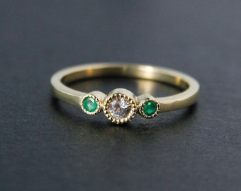 Anello in oro con zaffiro bianco e smeraldo verde - Anello con 3 pietre preziose - Scegli la tua pietra portafortuna
