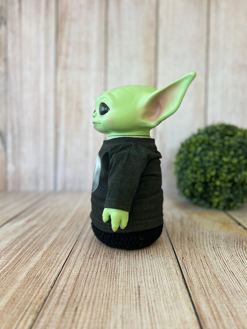 Tryckt t-shirt till Baby Yoda docka (28 cm) bild 3