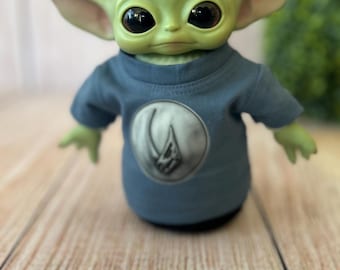 Koszulka dla lalki Baby Yoda (6,6 cala)