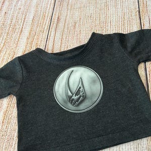 Tryckt t-shirt till Baby Yoda docka (28 cm) bild 5