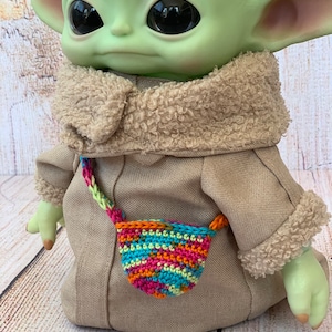Gehäkelte bunte Tasche für Baby Yoda Puppe