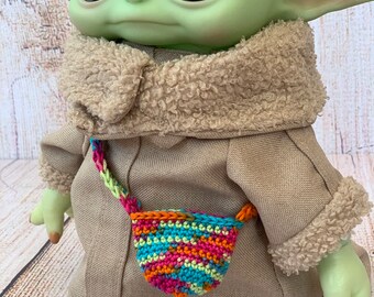 Bunte, gehäkelte Tasche für die Baby-Yoda-Puppe