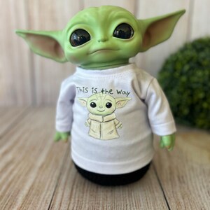 Tryckt t-shirt till Baby Yoda docka (28 cm) This is the way